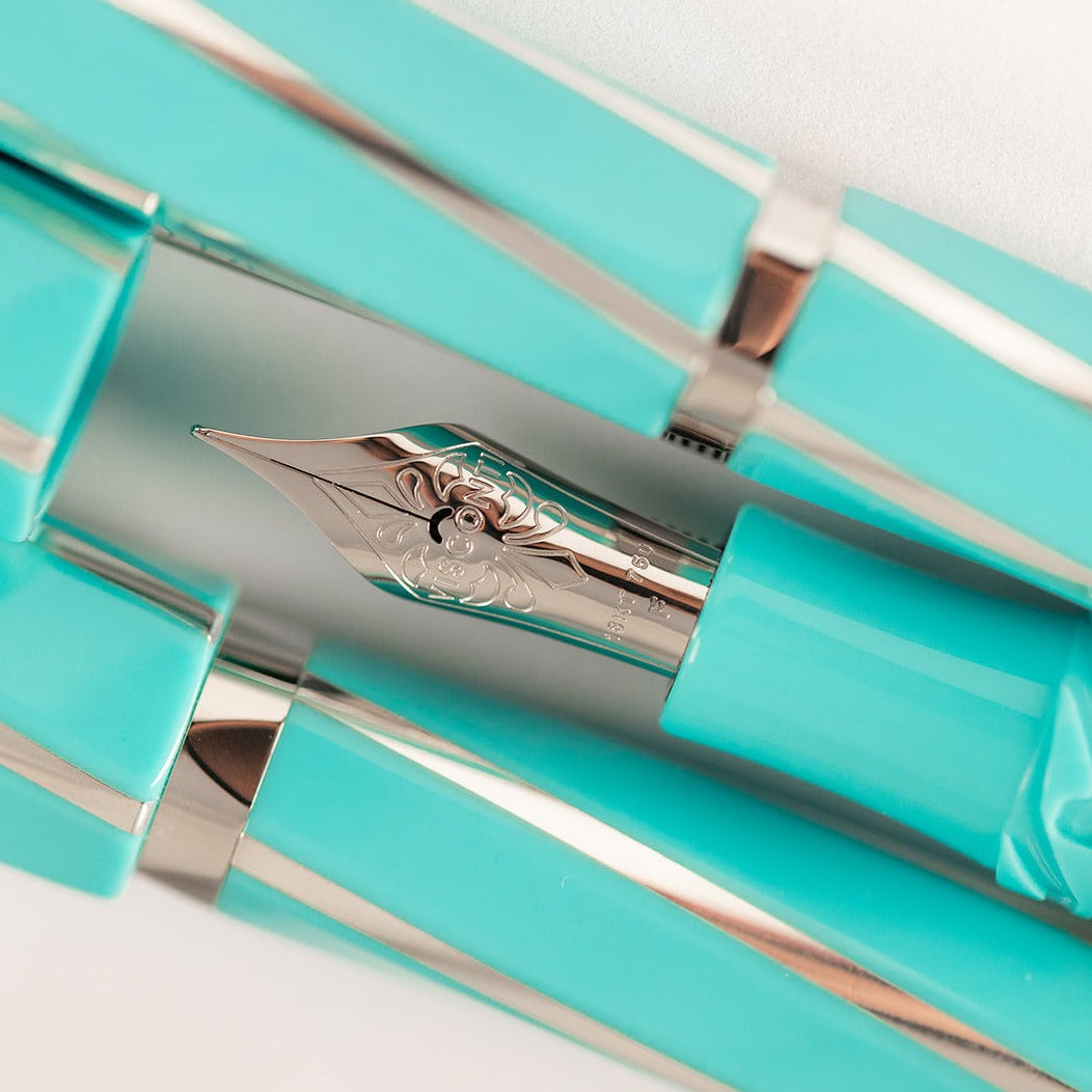 Visconti Divina Elegance Oversize Wave - Fountain Pen (14k Nib)